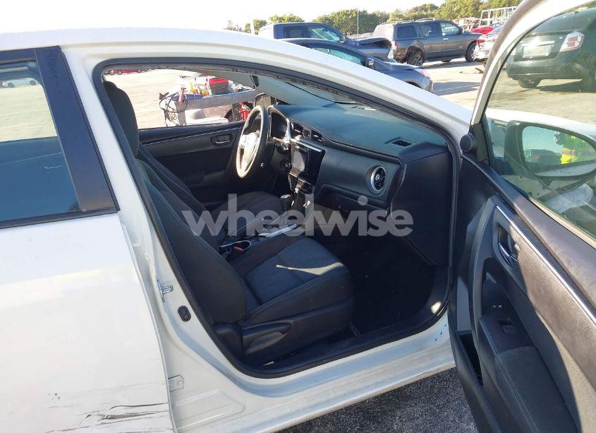 Photo 5 of 2019 Toyota Corolla LE (VIN 5YFBURHE0KP866923)