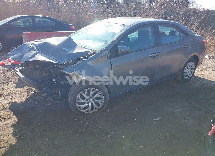 Photo 2 of 2019 Toyota Corolla LE (VIN 5YFBURHE0KP875590)