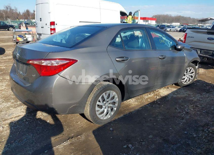Photo 4 of 2019 Toyota Corolla LE (VIN 5YFBURHE0KP875590)
