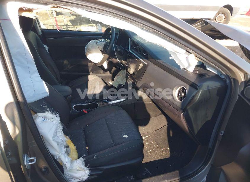 Photo 5 of 2019 Toyota Corolla LE (VIN 5YFBURHE0KP875590)