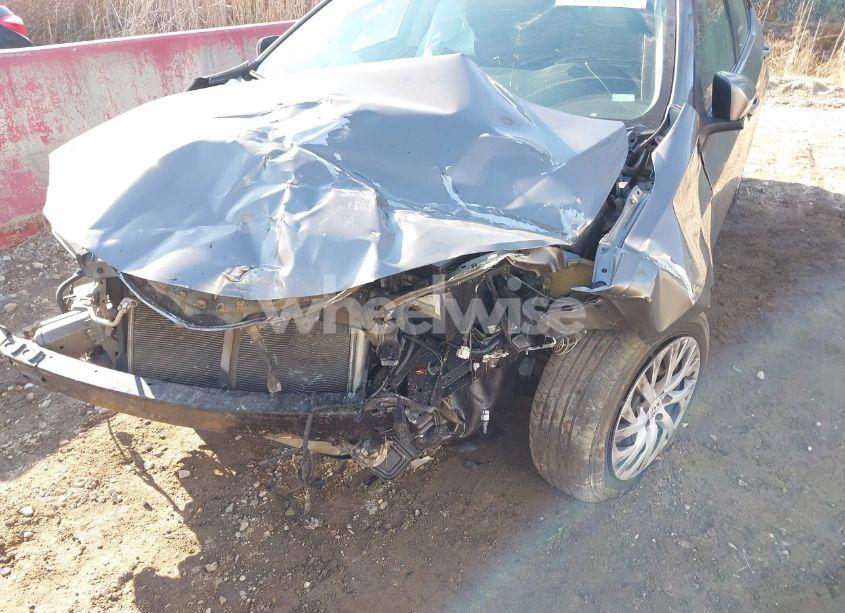 Photo 6 of 2019 Toyota Corolla LE (VIN 5YFBURHE0KP875590)