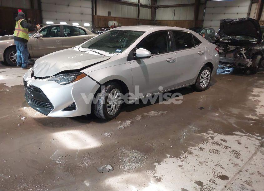 Photo 2 of 2019 Toyota Corolla LE (VIN 5YFBURHE0KP877341)