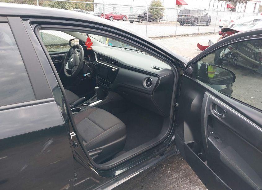 Photo 5 of 2019 Toyota Corolla LE (VIN 5YFBURHE0KP879395)