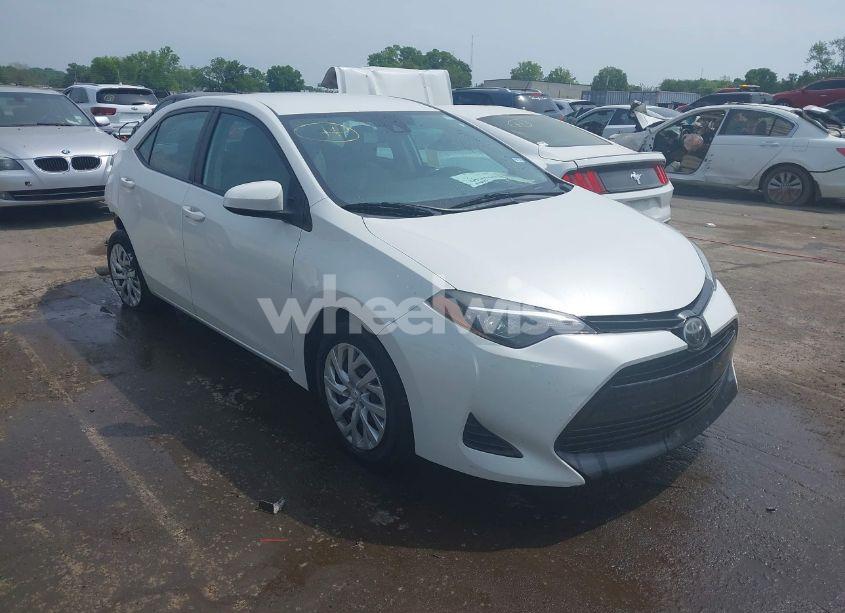2019 Toyota Corolla LE (VIN 5YFBURHE0KP895824) main photo