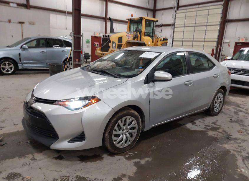 Photo 2 of 2019 Toyota Corolla LE (VIN 5YFBURHE0KP899744)