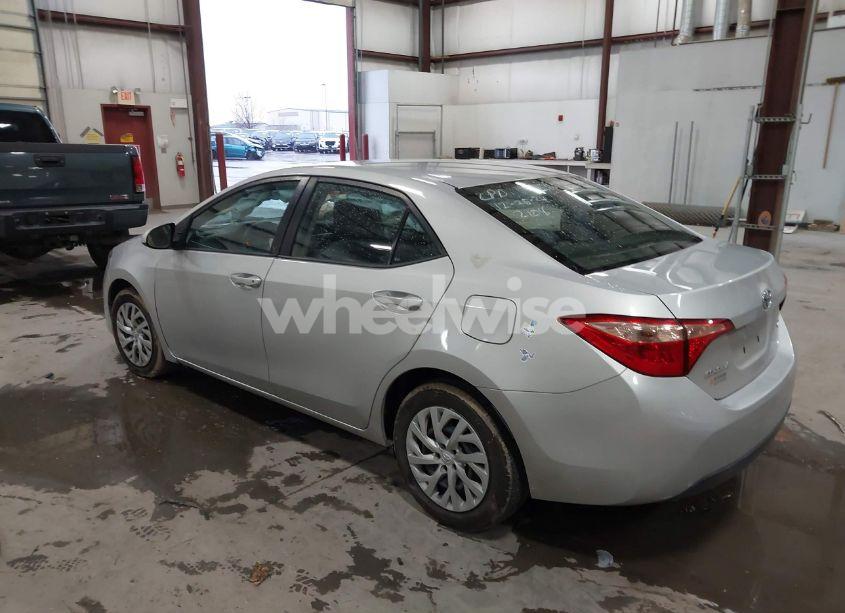 Photo 3 of 2019 Toyota Corolla LE (VIN 5YFBURHE0KP899744)
