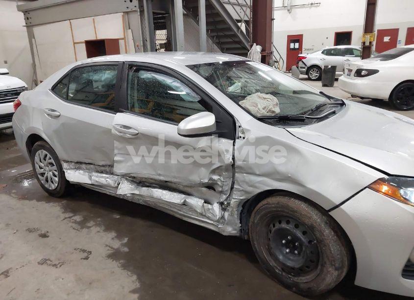 Photo 6 of 2019 Toyota Corolla LE (VIN 5YFBURHE0KP899744)