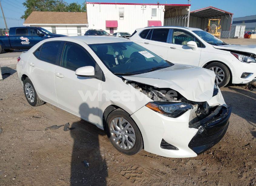 2019 Toyota Corolla LE (VIN 5YFBURHE0KP940096) main photo