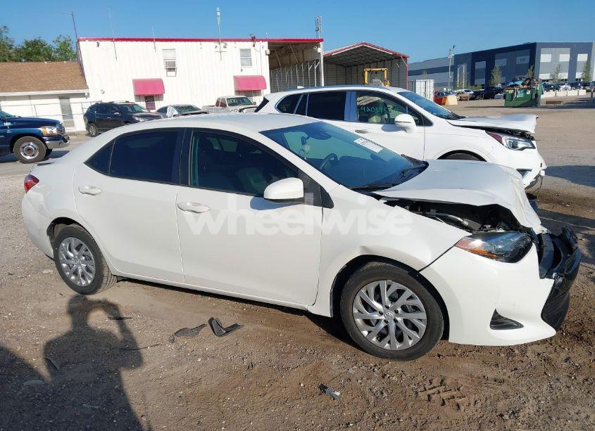 Photo 13 of 2019 Toyota Corolla LE (VIN 5YFBURHE0KP940096)