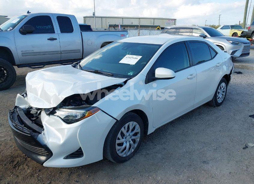 Photo 2 of 2019 Toyota Corolla LE (VIN 5YFBURHE0KP940096)