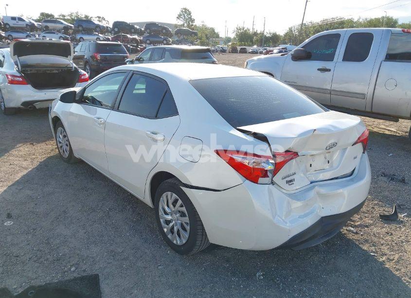 Photo 3 of 2019 Toyota Corolla LE (VIN 5YFBURHE0KP940096)