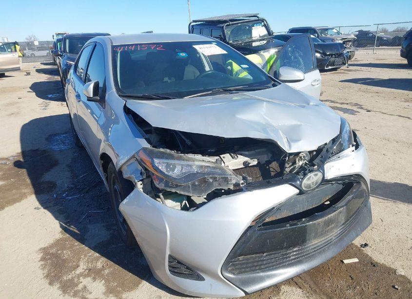 2017 Toyota Corolla LE (VIN 5YFBURHE1HP586534) main photo