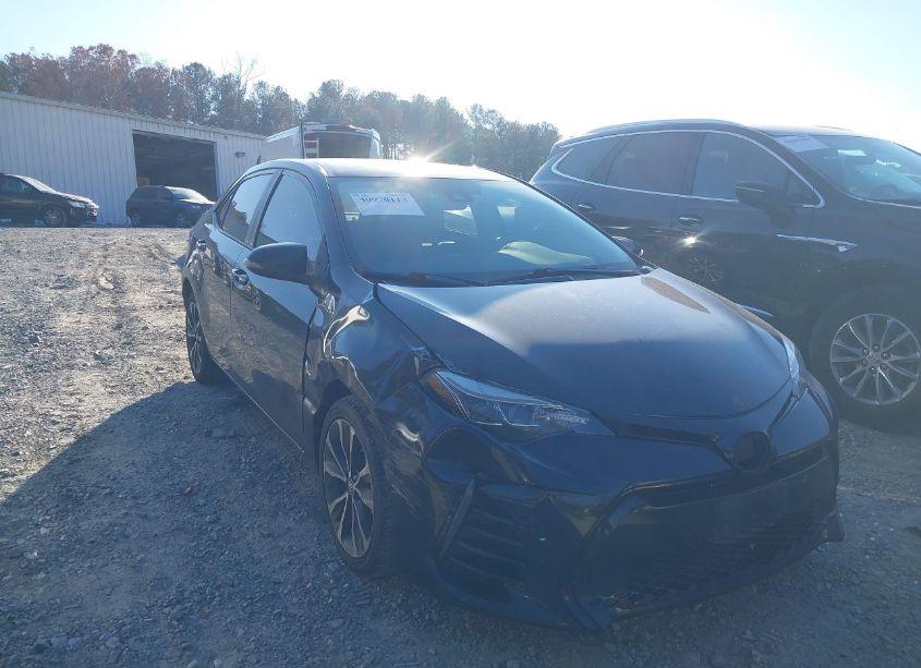 2017 Toyota Corolla SE (VIN 5YFBURHE1HP594665) main photo