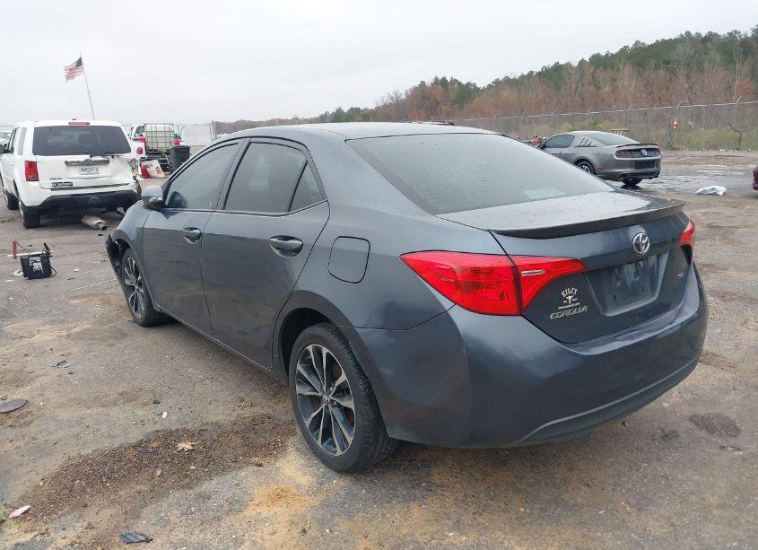 Photo 3 of 2017 Toyota Corolla SE (VIN 5YFBURHE1HP633951)