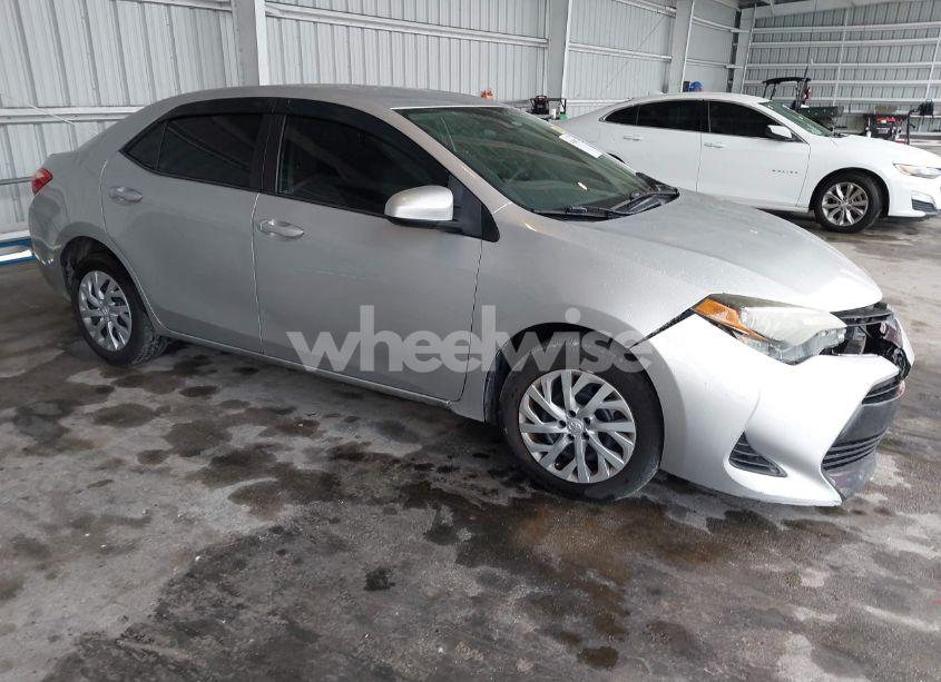 2017 Toyota Corolla LE (VIN 5YFBURHE1HP714562) main photo