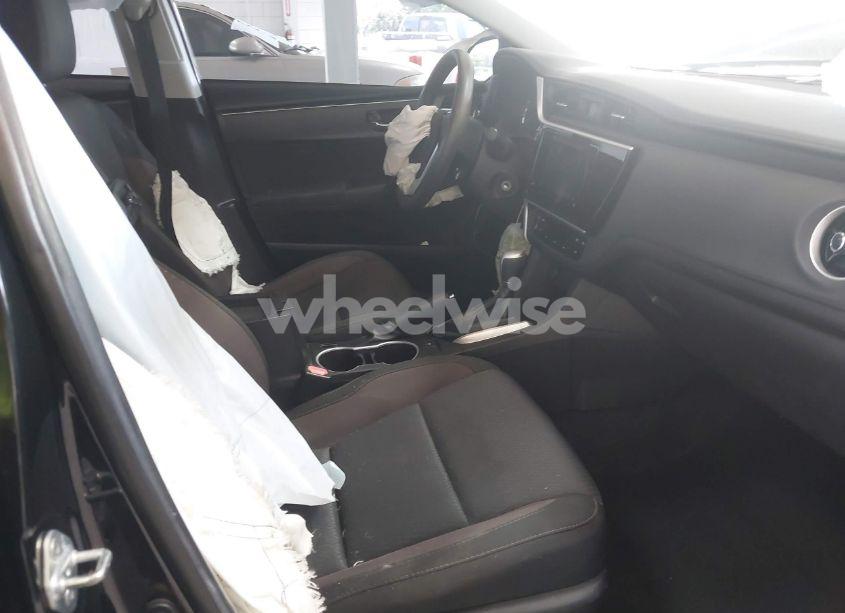 Photo 5 of 2018 Toyota Corolla LE (VIN 5YFBURHE1JP773892)