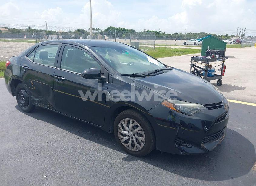 2018 Toyota Corolla LE (VIN 5YFBURHE1JP793513) main photo