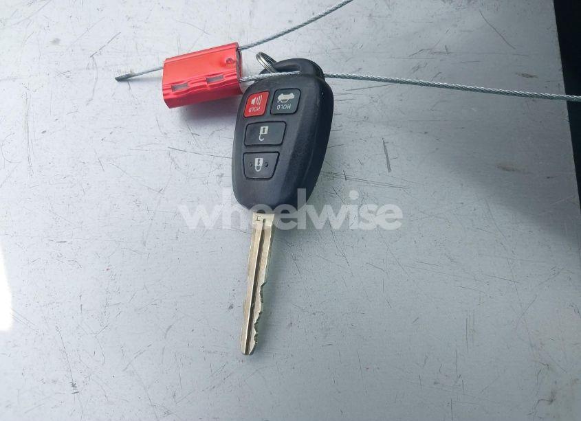 Photo 11 of 2018 Toyota Corolla LE (VIN 5YFBURHE1JP793513)