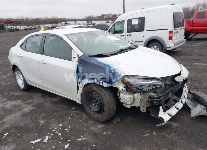 2018 Toyota Corolla LE (VIN 5YFBURHE1JP798985) main photo