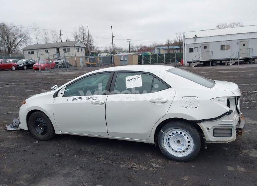 Photo 14 of 2018 Toyota Corolla LE (VIN 5YFBURHE1JP798985)