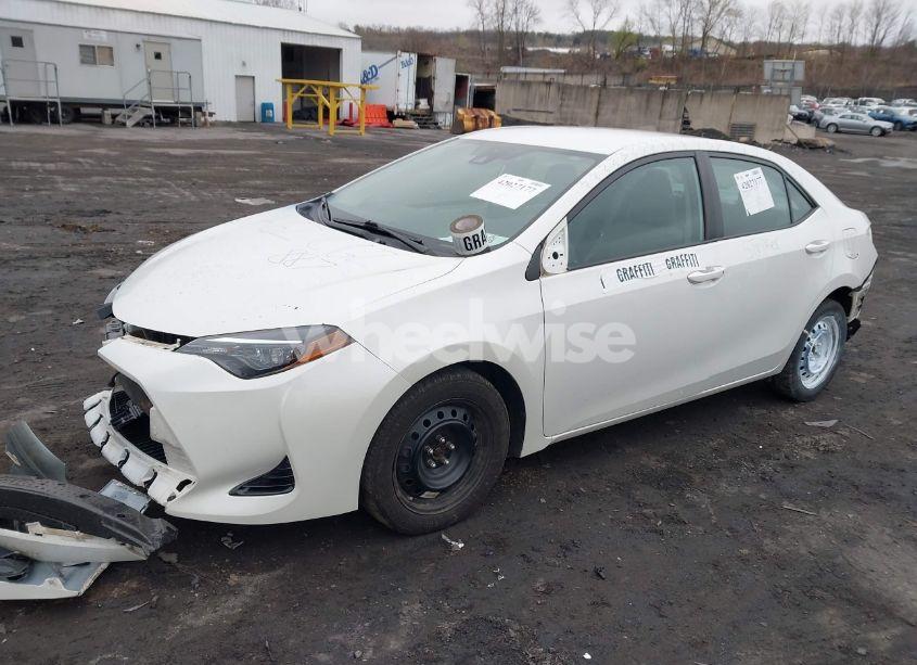 Photo 2 of 2018 Toyota Corolla LE (VIN 5YFBURHE1JP798985)