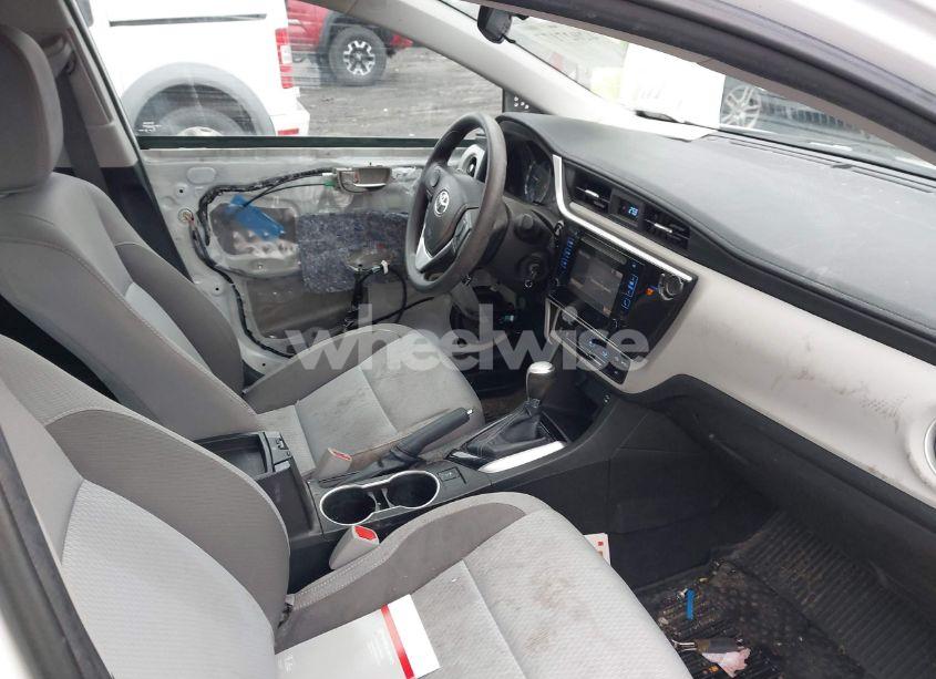 Photo 5 of 2018 Toyota Corolla LE (VIN 5YFBURHE1JP798985)