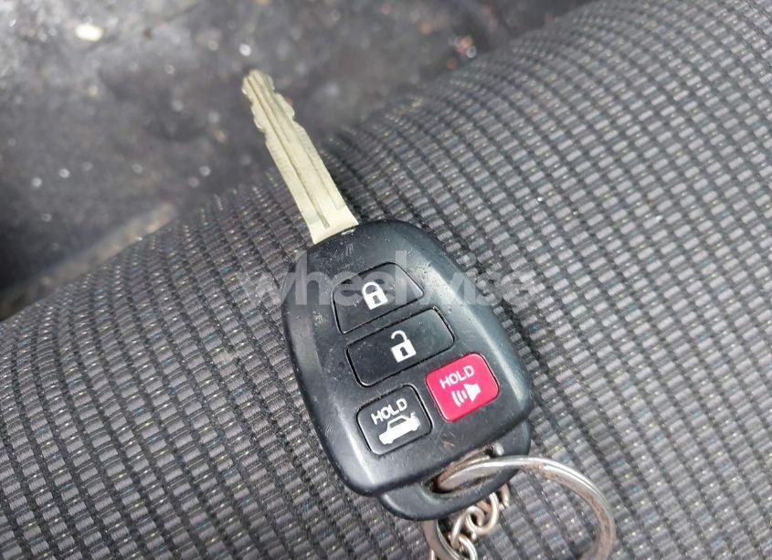 Photo 11 of 2018 Toyota Corolla SE (VIN 5YFBURHE1JP814781)