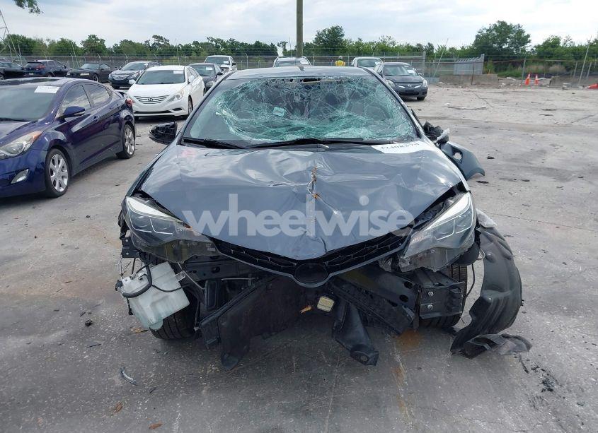 Photo 13 of 2018 Toyota Corolla SE (VIN 5YFBURHE1JP814781)