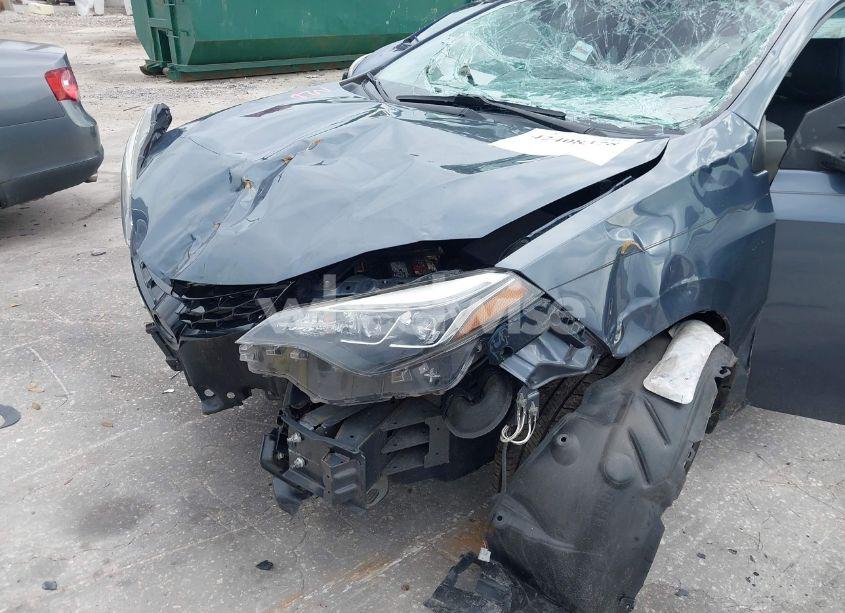 Photo 18 of 2018 Toyota Corolla SE (VIN 5YFBURHE1JP814781)