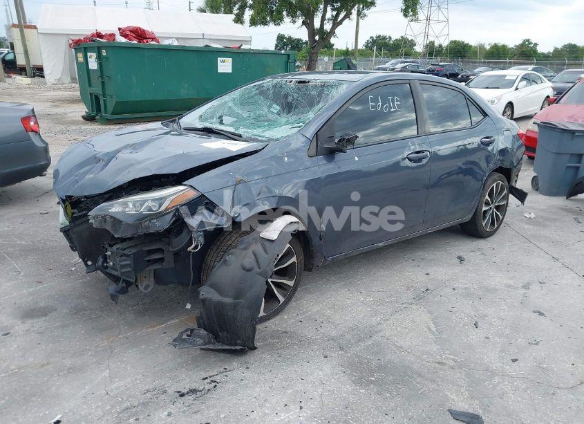 Photo 2 of 2018 Toyota Corolla SE (VIN 5YFBURHE1JP814781)