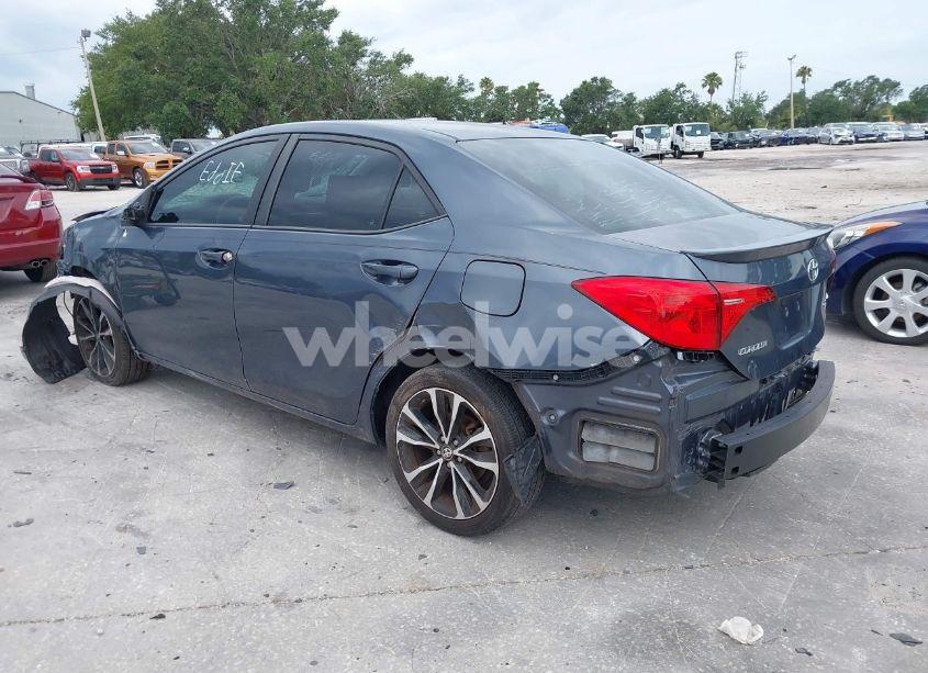 Photo 3 of 2018 Toyota Corolla SE (VIN 5YFBURHE1JP814781)