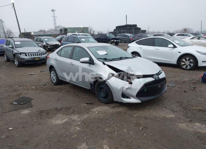 2018 Toyota Corolla LE (VIN 5YFBURHE1JP816580) main photo