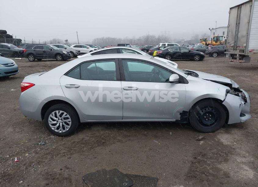 Photo 13 of 2018 Toyota Corolla LE (VIN 5YFBURHE1JP816580)