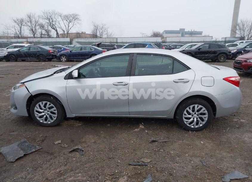 Photo 14 of 2018 Toyota Corolla LE (VIN 5YFBURHE1JP816580)