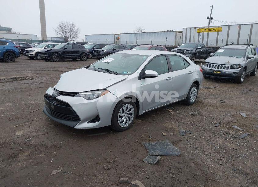 Photo 2 of 2018 Toyota Corolla LE (VIN 5YFBURHE1JP816580)