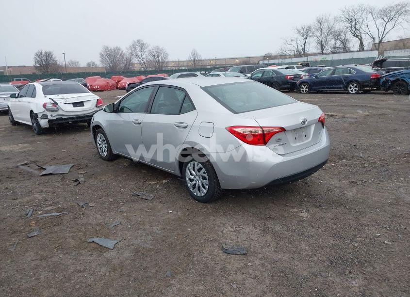 Photo 3 of 2018 Toyota Corolla LE (VIN 5YFBURHE1JP816580)