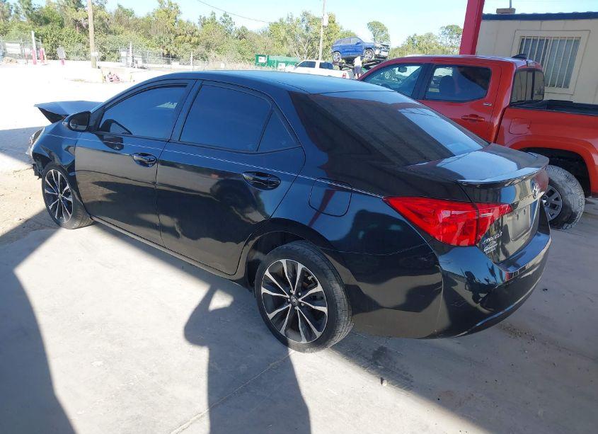Photo 3 of 2018 Toyota Corolla SE (VIN 5YFBURHE1JP839728)