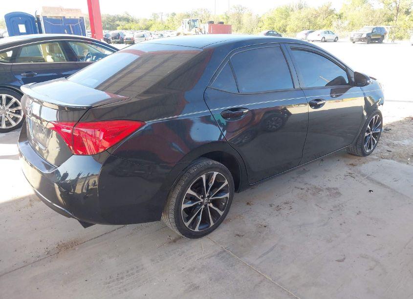 Photo 4 of 2018 Toyota Corolla SE (VIN 5YFBURHE1JP839728)