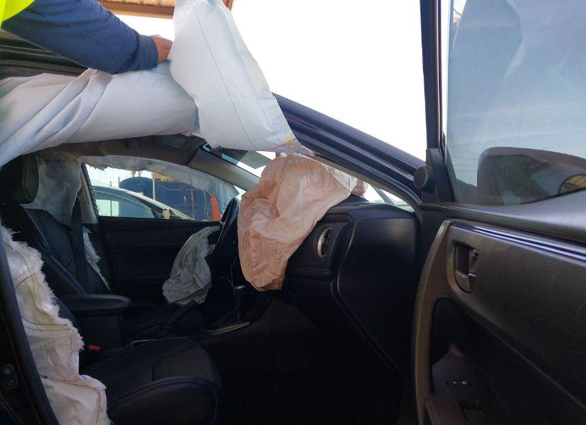 Photo 5 of 2018 Toyota Corolla SE (VIN 5YFBURHE1JP839728)