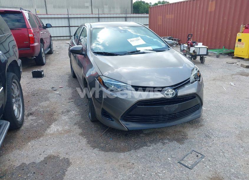 2018 Toyota Corolla LE (VIN 5YFBURHE1JP855556) main photo