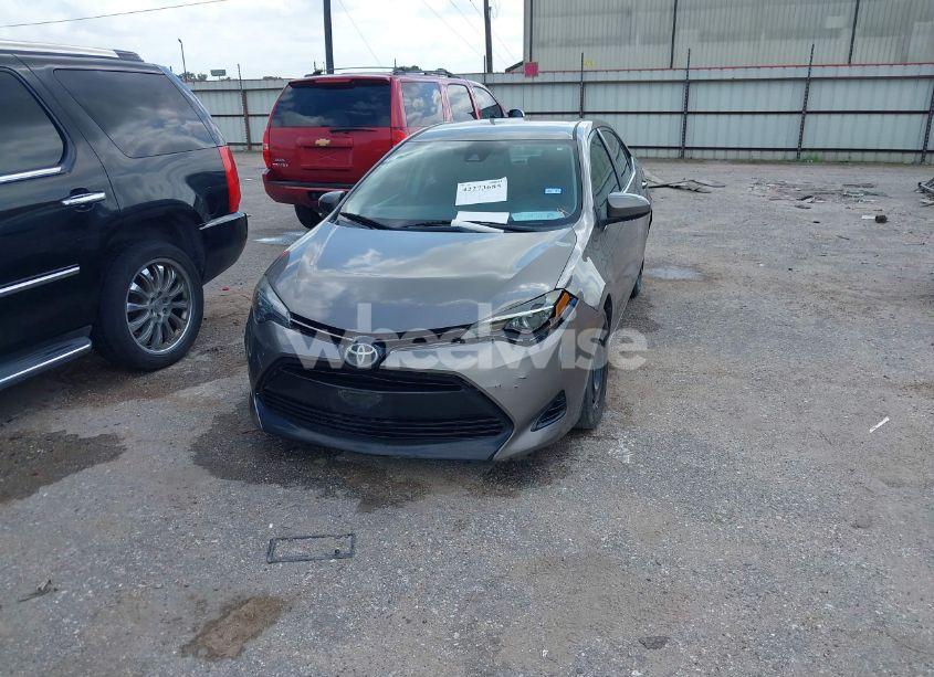 Photo 2 of 2018 Toyota Corolla LE (VIN 5YFBURHE1JP855556)