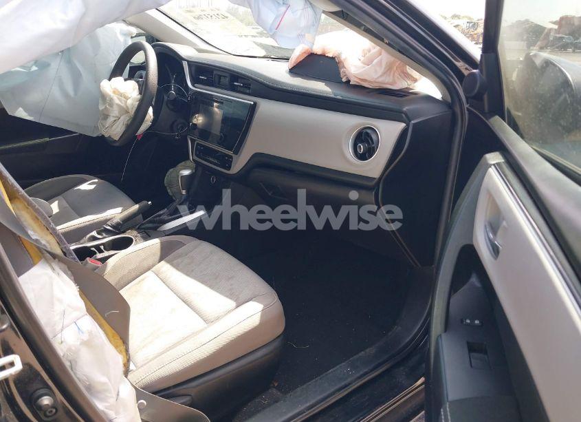 Photo 5 of 2019 Toyota Corolla LE (VIN 5YFBURHE1KP865263)