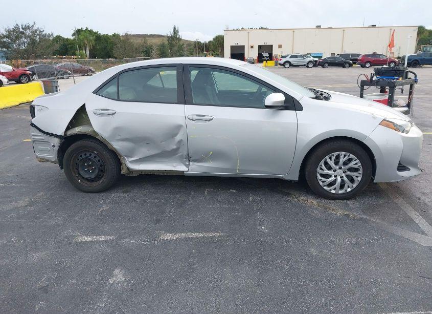 Photo 13 of 2019 Toyota Corolla LE (VIN 5YFBURHE1KP886047)