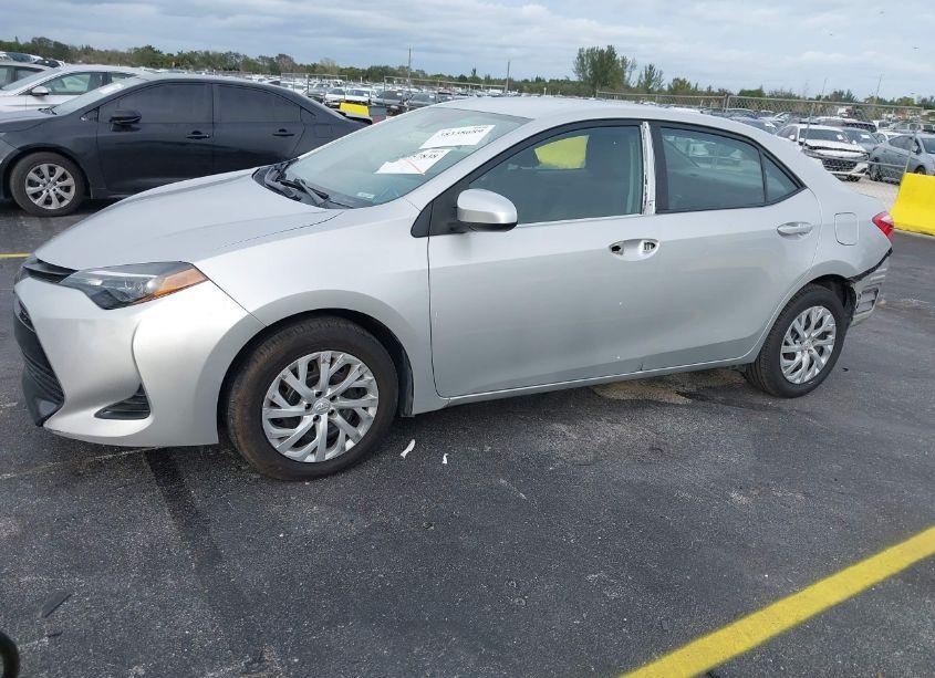 Photo 2 of 2019 Toyota Corolla LE (VIN 5YFBURHE1KP886047)