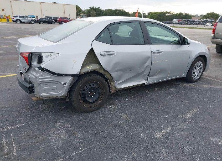 Photo 4 of 2019 Toyota Corolla LE (VIN 5YFBURHE1KP886047)