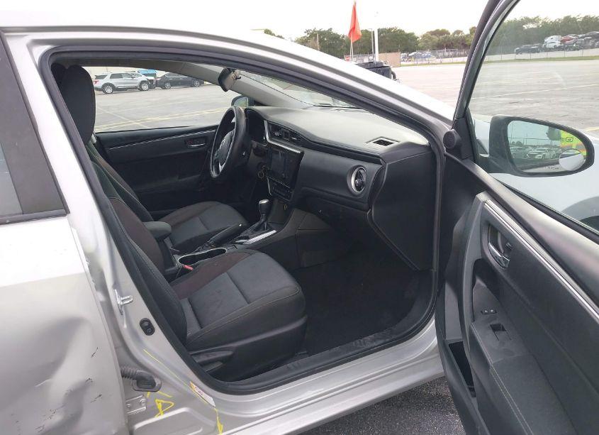 Photo 5 of 2019 Toyota Corolla LE (VIN 5YFBURHE1KP886047)