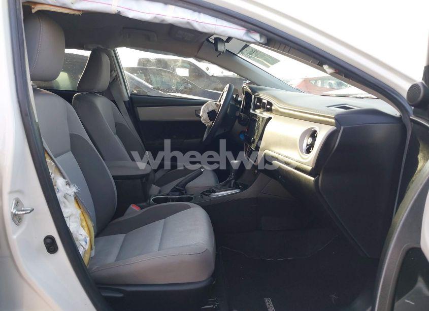 Photo 5 of 2019 Toyota Corolla LE (VIN 5YFBURHE1KP901579)