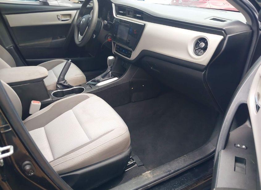 Photo 5 of 2019 Toyota Corolla LE (VIN 5YFBURHE1KP946912)