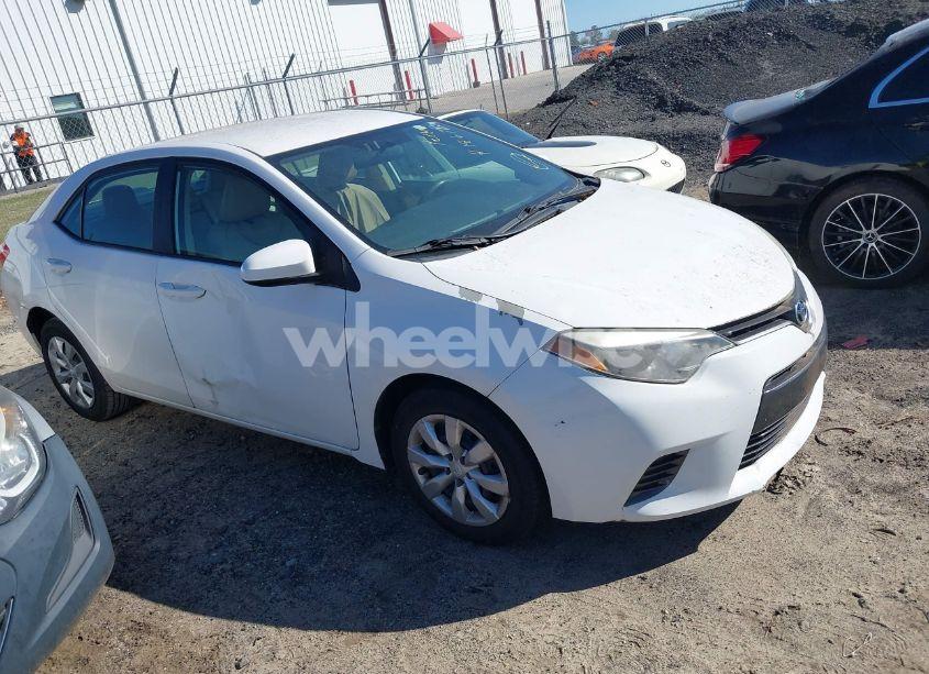 2015 Toyota Corolla LE (VIN 5YFBURHE2FP257824) main photo