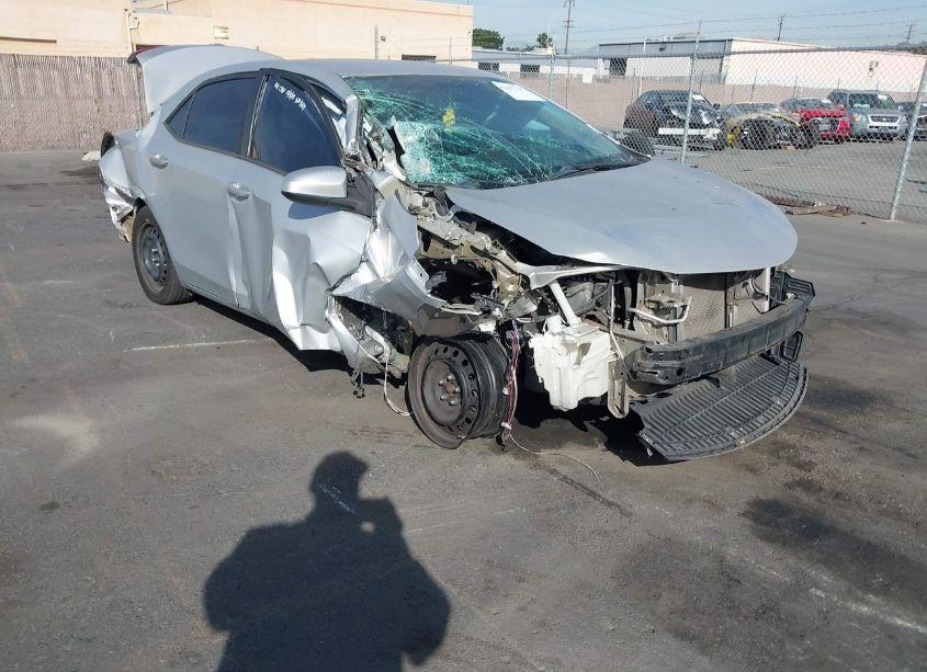 2015 Toyota Corolla LE (VIN 5YFBURHE2FP276096) main photo